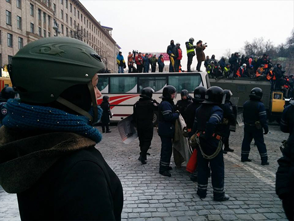 Олег Терещенко на даху автобуса (в оранжевому жилеті)