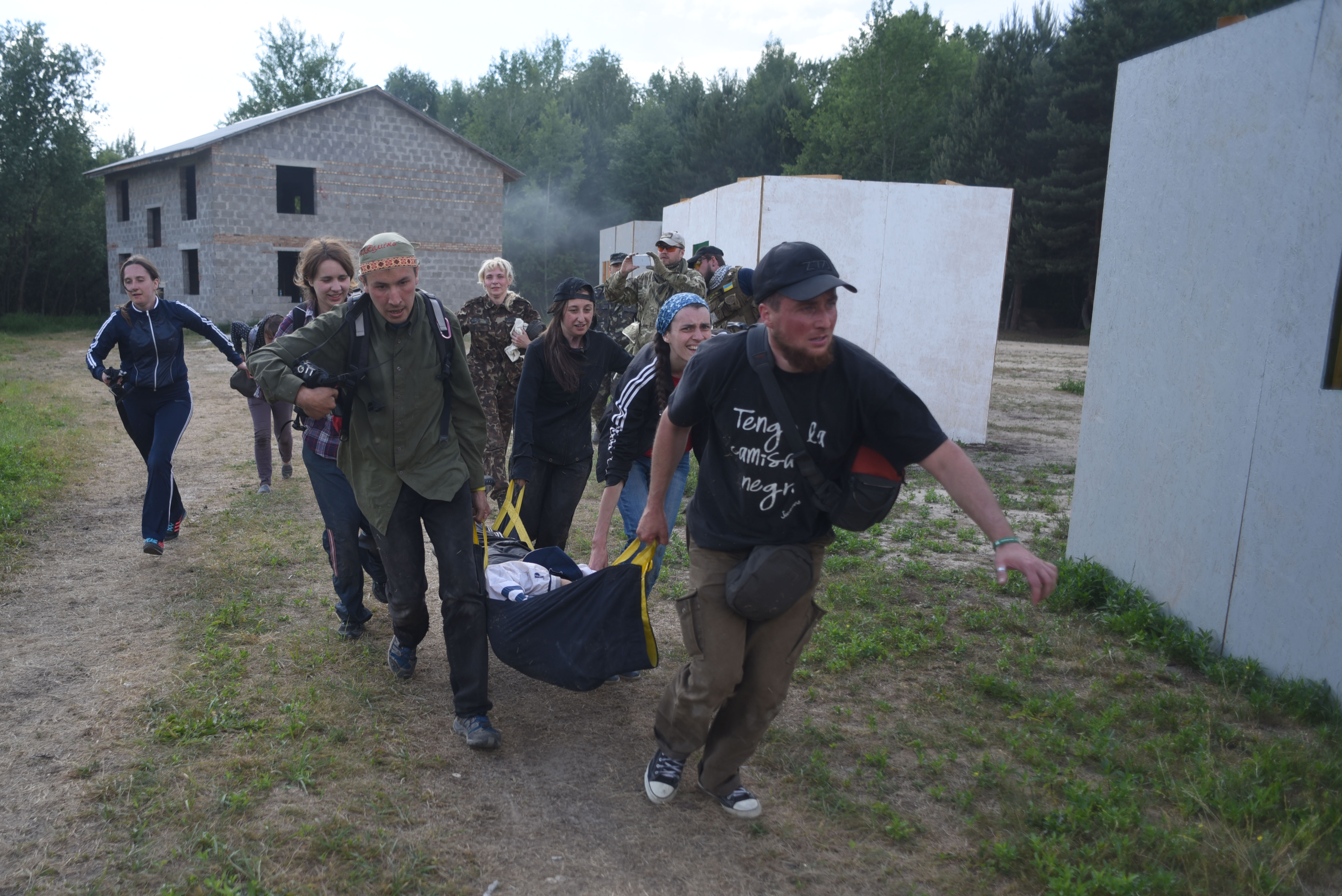 Евакуація пораненого з палаючої будівлі