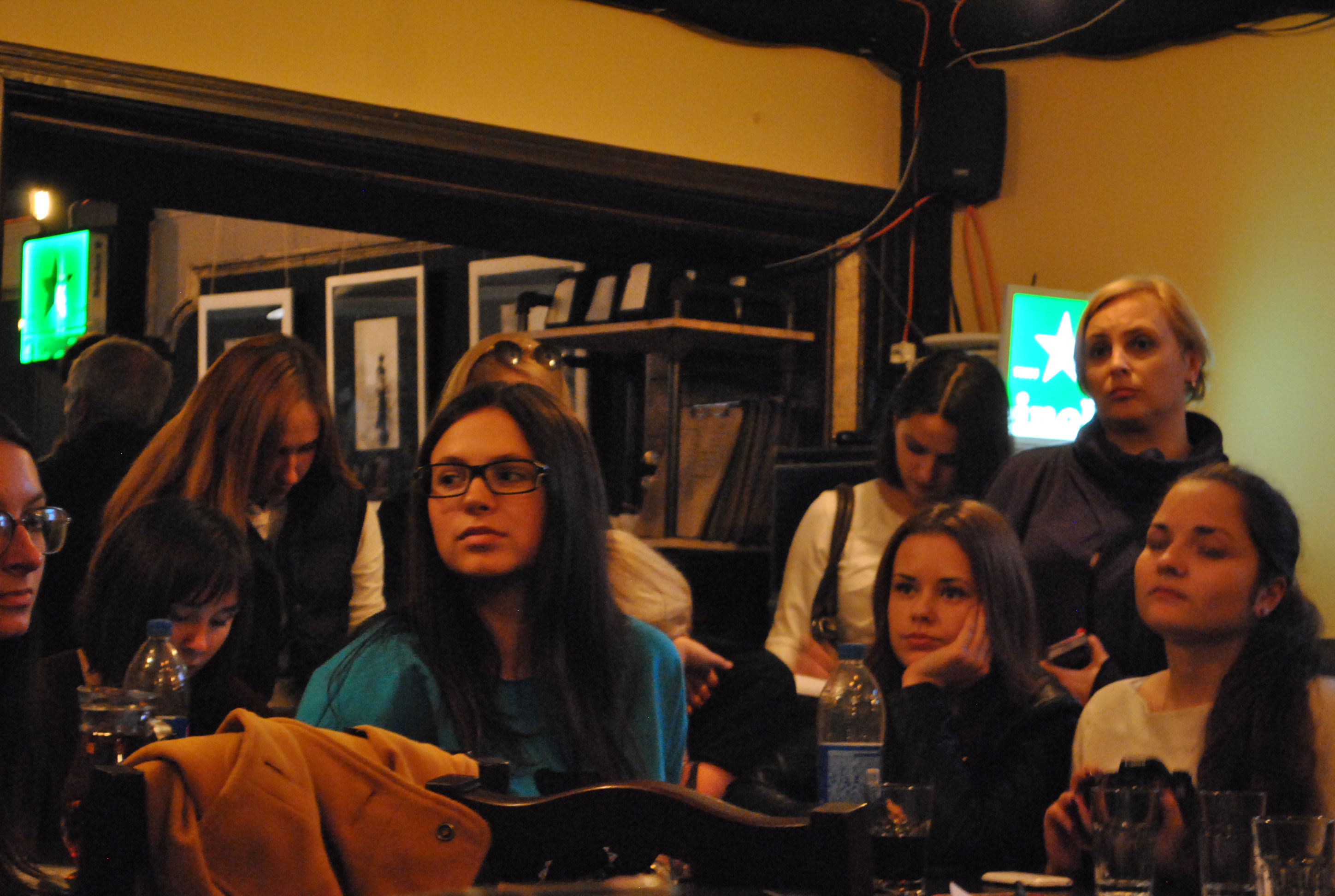 Студентки журфаку університету та викладач.