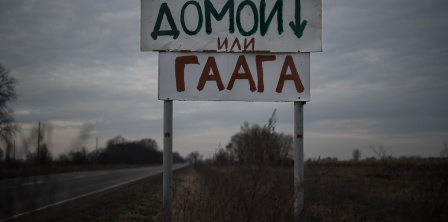 В’ячеслав Ратинський. Саморобний дорожній знак з написом: “Додому або до Гааги”, Полтавська область, Україна, грудень 2022 року