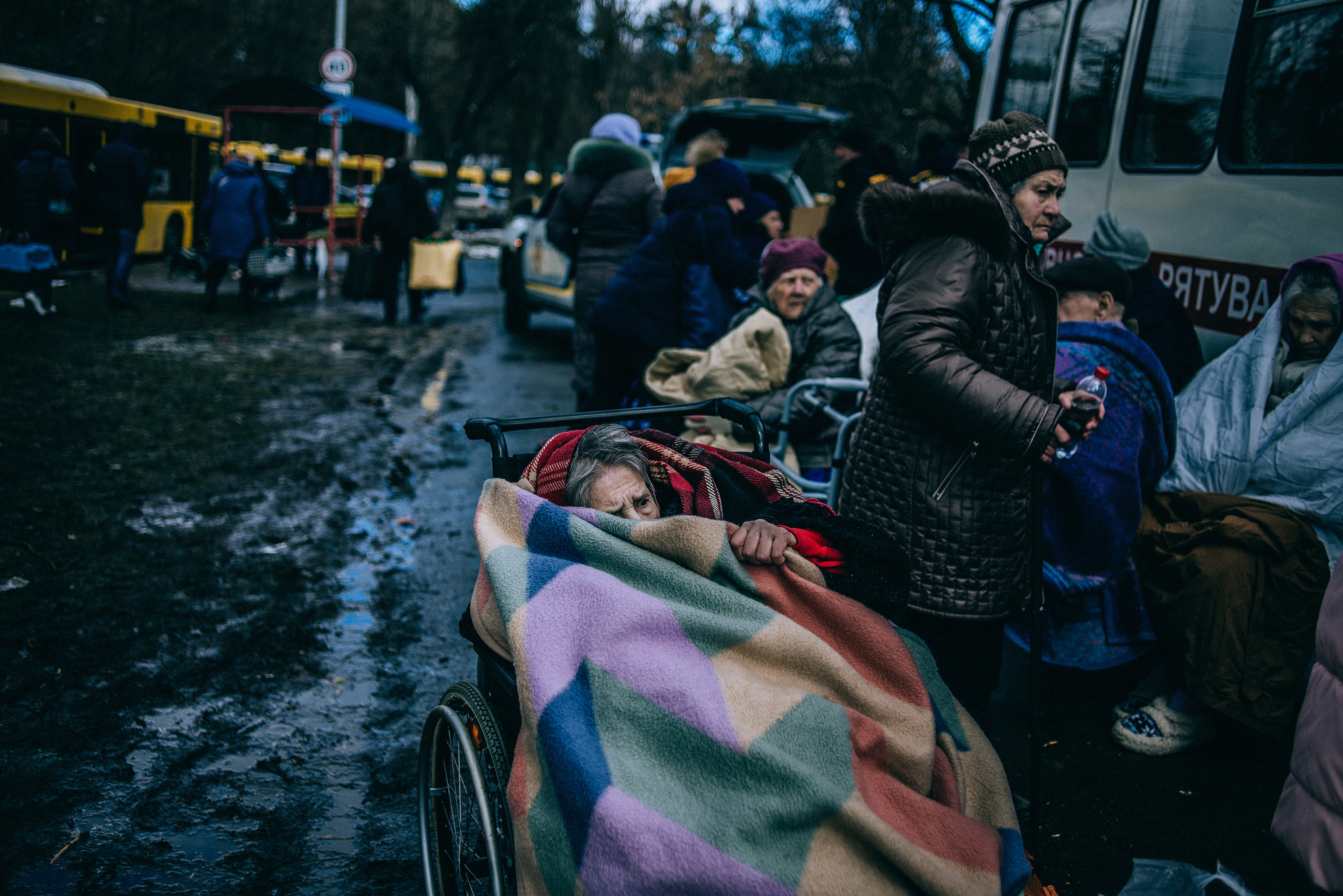 Літня жінка ховається під ковдрою під час евакуації з Ірпеня, Україна, 8 березня 2022 року. Фото Юлії Кочетової