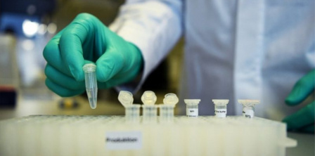 "Спутнік V" проти європейської вакцини. Хто кому клянеться у вірності Фото - Reuters