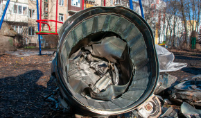 Уламки російської ракети, на дитячому майданчику, у Харкові, 24 лютого 2022 р. Фото - Марієнко Андрій, УНІАН