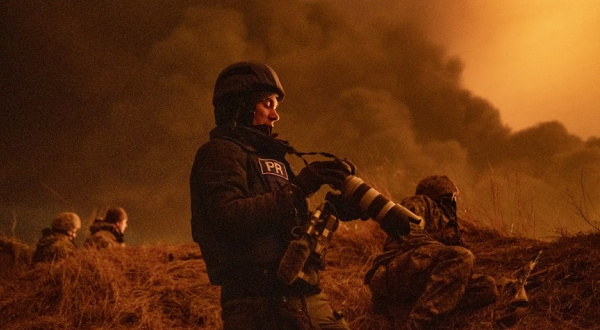 Фотожурналіст Мар'ян Кушнір веде знімання на полі бою. Фото – Максим Левін