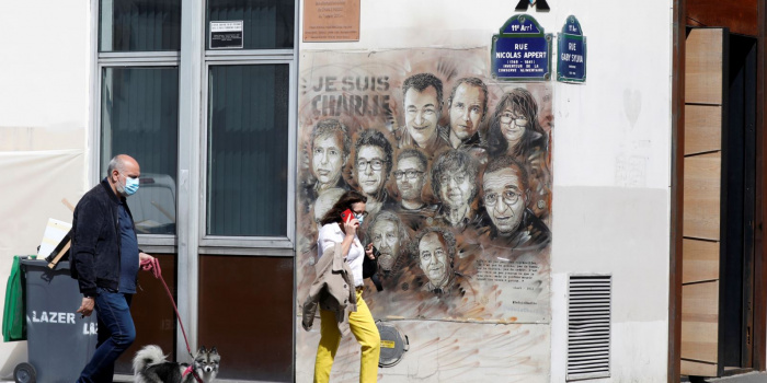 Портрети розстріляних журналістів Charlie Hebdo на стіні будівлі у Парижі, фото – Reuters