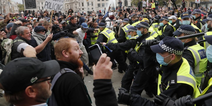 Протести в Лондоні проти карантинних обмежень через поширення коронавірусу закінчилися сутичками з поліцією. Фото – AP / Радіо Свобода 