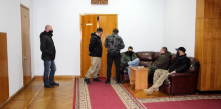 У Запоріжжі журналістів не пустили на засідання облради, де частина депутатів обрала її голову Фото – Євгенія Назарова / Радіо Свобода