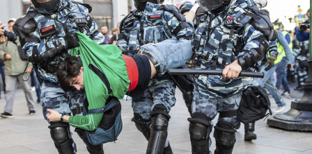 Поліція затримала чоловіка під час акції протесту в Москві, 10 серпня 2019 року. Фото – voanews.com