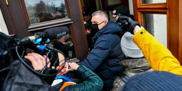 Момент штовхання депутатом журналістки Катерини Майбороди. Фото – 061.ua