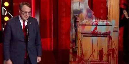 Офіс президента позичив 1+1 пошкоджені двері лише на вечір – Мендель Фото – фейсбук Олени Монової