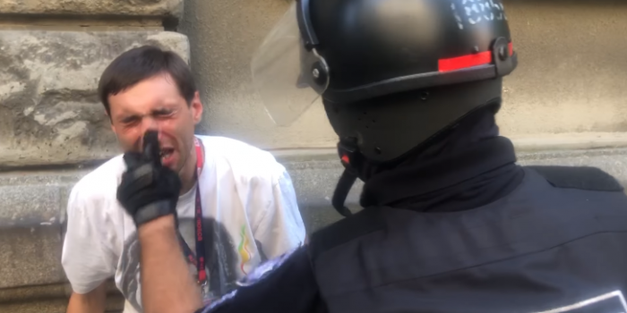 Поліція надає допомогу Антону Філіппу, якого залили газом. Скриншот з відео