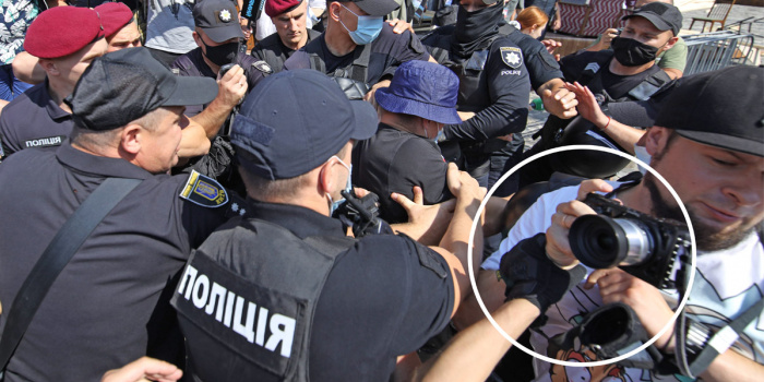 Роман Пєтушков у білій футболці з камерою. Фото: Апостроф