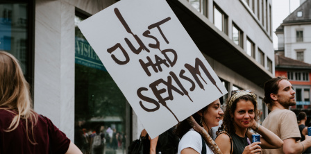 В онлайн-медіа у 80 разів більше сексизму щодо жінок, ніж щодо чоловіків, – дослідження ІМІ Фото: Claudio Schwarz, Unsplash