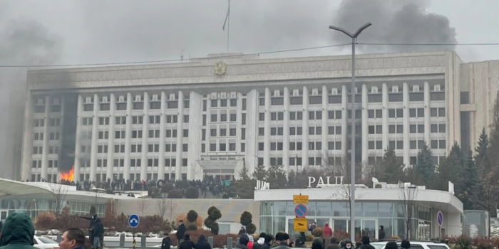 Будівля акімату Алмати, яку захопили протестувальники, фото - Радіо Свобода 