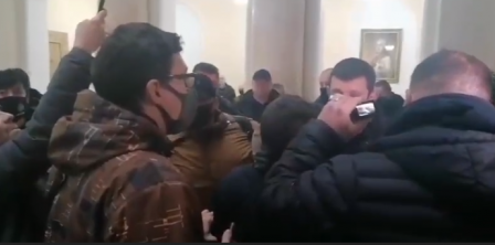 В Одесі журналістів знову не пускали до міської ради Фото – скріншот з відео УСІ