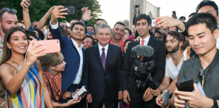 Чинний президент Узбекистану Шавкат Мірзіяєв з місцевими та закордонними блогерами. Самарканд, 26 серпня 2019 року. Фото – Радіо Свобода