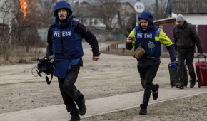 Journalists running to take cover after massive shelling of Irpin, near Kyiv, March 6, 2022. Photo: Reuters / Carlos Barria