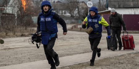 Journalists running to take cover after strong shelling in Irpin, near Kyiv, March 6, 2022. Photo by Reuters/Carlos Barria