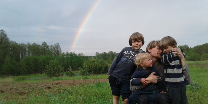 Макс Левін з дітьми. Фото з фб-сторінки Валентини Кузик