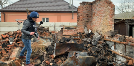 На фото журналіст Слава Мавричев, підготовка репортажу зі звільненого від окупантів селища Гусарівка, квітень 2022. Авторка фото - Марія Малевська