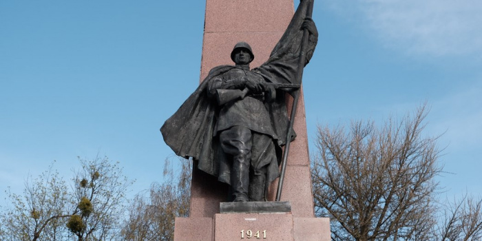 Монумент перемоги на Соборній площі в Чернівцях. Фото – Суспільне Буковина