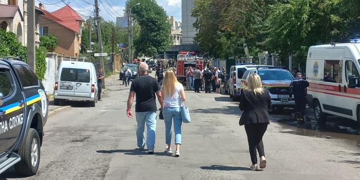 Left – cameraman and journalist of communal TV channel "Vita," who arrived at the site, right – Vinnytsia deputy mayor Halyna Yakubovych. Photo credit: Vadym Pavlov's Facebook.