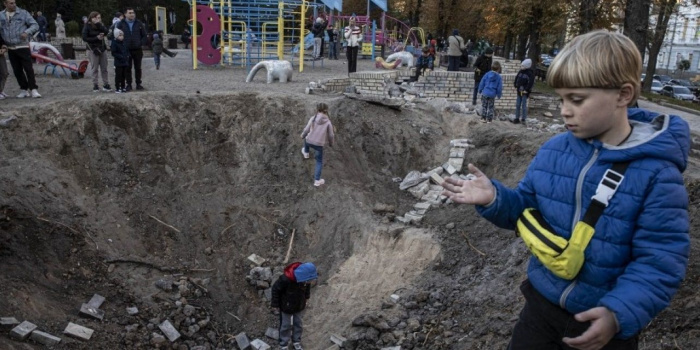 Aftermath of a Russian shelling of Kyiv, Shevchenko Park, October 2022. Photo – Insider