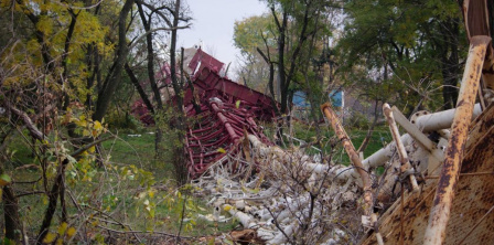 Kherson TV tower, blown up by RF's troops, on the ground in Khersonska Fortetsia Park, November 12, 2022. Photo: "Vhoru" Media Platform's Telegram