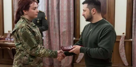President Volodymyr Zelensky awards Kateryna Polishchuk with an order "For Courage" of III degree. Photo: Kateryna Polishchuk's Facebook page