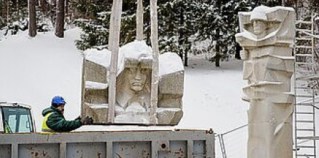 Демонтаж пам'ятника радянським військовим. Фото – LRT