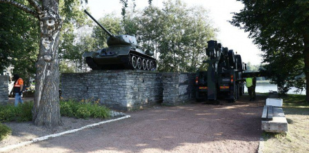 Пам'ятник радянському танку у місті Нарва перед демонтажем, 16 серпня 2022 року
Facebook/rus.Delfi.ee/Громадське