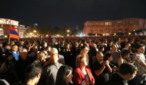 Мітинг, який шостий день поспіль проходить на площі Республіки в Єревані, 24 вересня 2023 року, фото - Photolur