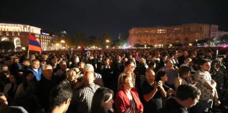 Мітинг, який шостий день поспіль проходить на площі Республіки в Єревані, 24 вересня 2023 року. Фото – Photolur