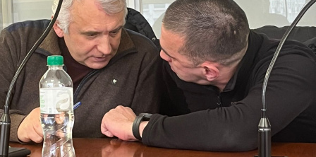 Руслан Марчук (праворуч) зі своїм адвокатом. Фото – Facebook-сторінка Адвокатської дорадчої групи