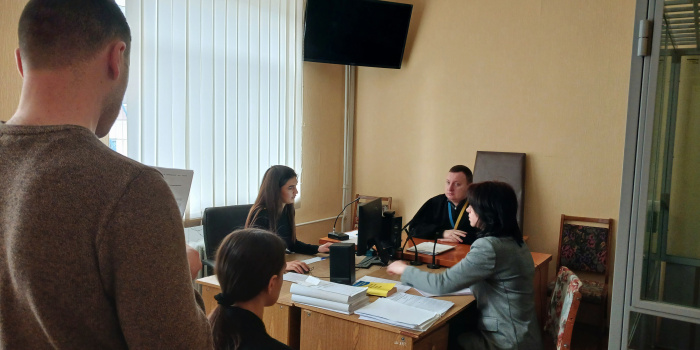 Суд Полтави 1 лютого почав розгляд справи про погрози журналістці "Полтавської хвилі". Фото Надії Кучер 