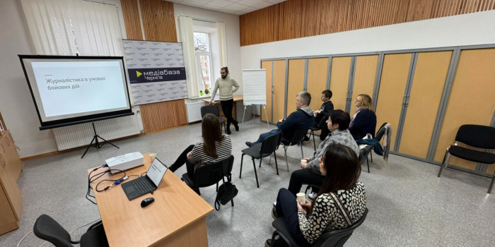 Oleksandr Ruban during the class "Wartime journalism: real experience and effective advice". Photo by Mediabaza. Chernihiv