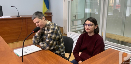 Журналістка Тетяна Климчук (праворуч) на суді разом з адвокаткою Вікторією Клімчук. Фото – Район.Острог