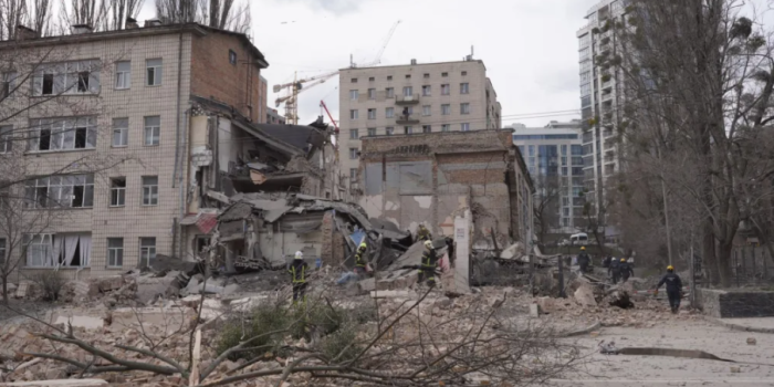 Росіяни зруйнували 25 березня частину будівлі Академії декоративно-прикладного мистецтва і дизайну імені М. Бойчука в Києві. Фото – mcip.gov.ua