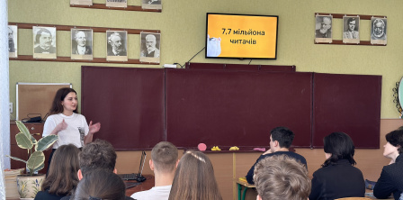 Представниця ІМІ Єлєна Щепак під час уроку з медіаграмотності для старшокласників школи №19. Фото – адміністрація школи №19

