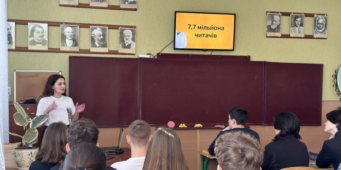 Представниця ІМІ Єлєна Щепак під час уроку з медіаграмотності для старшокласників школи №19. Фото – адміністрація школи №19
