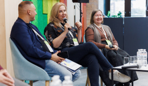 Oksana Romaniuk (center) speaking at the conference "DisOut: Pushing manipulation out of the information space" in Kyiv on October 25, 2024. Photo by Serhiy Khandusenko, Internews Ukraine