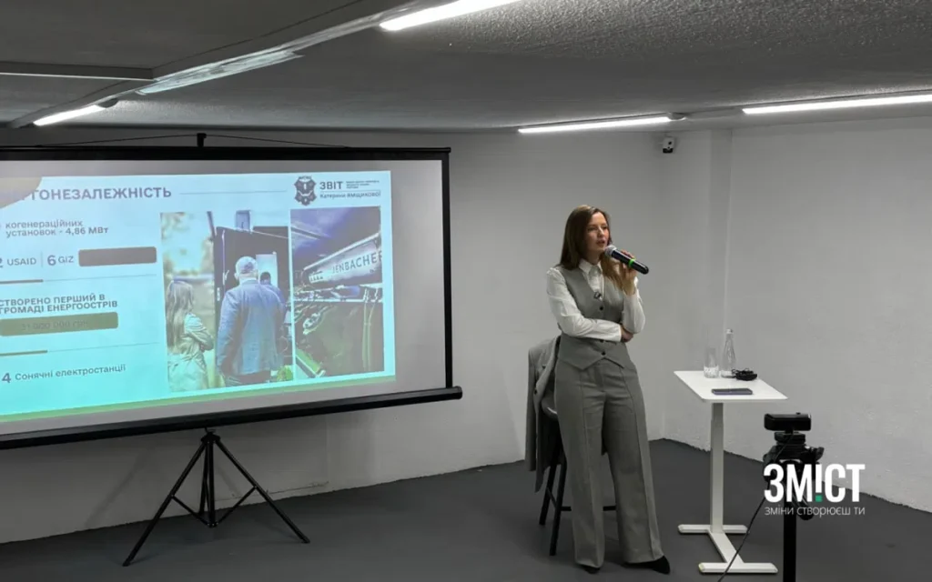 Катерина Ямщикова під час звіту. 
Фото - видання Зміст